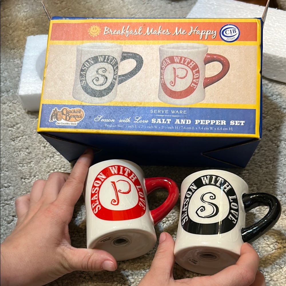 NIB Cracker Barrel Salt and Pepper  Shaker Mug Set